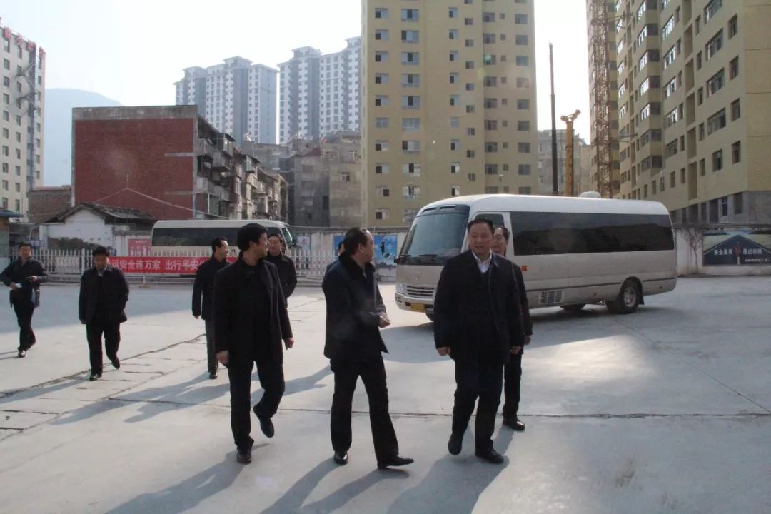 隴南市委常委、常務(wù)副市長(zhǎng)張慶宏、副市長(zhǎng)徐世林、市人大副主任陳榮等一行深入隴運(yùn)集團(tuán)公司武都汽車站開展春節(jié)前走訪慰問活動(dòng)