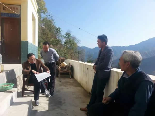 隴運集團公司董事長、黨委書記李寅祥率相關(guān)人員專程前往精準扶貧點進行深入調(diào)研