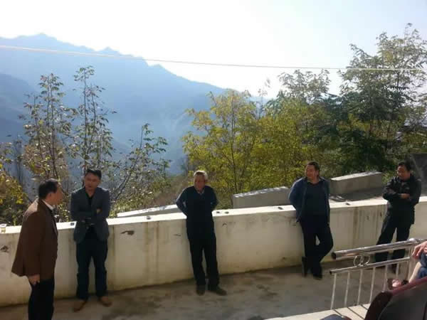 隴運集團公司董事長、黨委書記李寅祥率相關(guān)人員專程前往精準扶貧點進行深入調(diào)研
