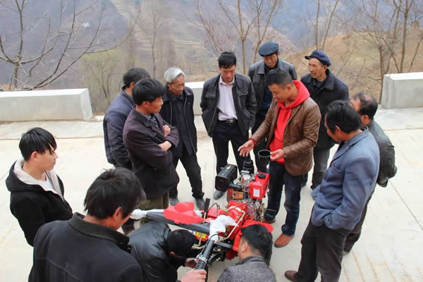 隴運集團(tuán)公司開展支援寧強村春耕生產(chǎn)捐贈農(nóng)機活動