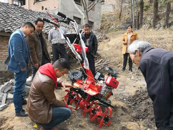 隴運集團(tuán)公司開展支援寧強村春耕生產(chǎn)捐贈農(nóng)機活動