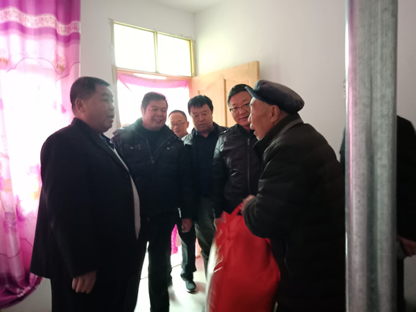 隴運(yùn)集團(tuán)公司開(kāi)展“解難題、辦實(shí)事、送溫暖”主題黨日活動(dòng)