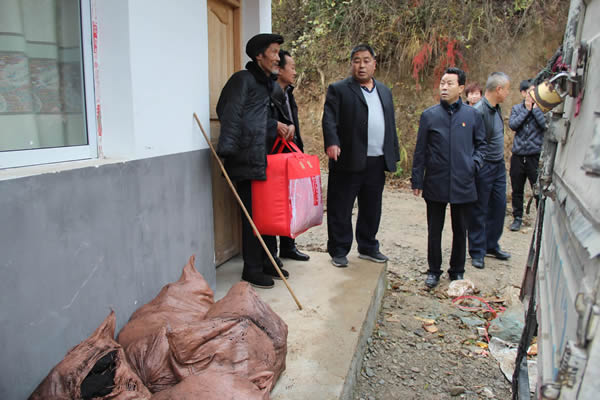 隴運(yùn)集團(tuán)公司開(kāi)展“解難題、辦實(shí)事、送溫暖”主題黨日活動(dòng)