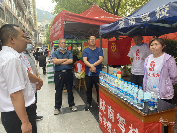 “愛心送考、奉獻社會”---隴運集團在行動